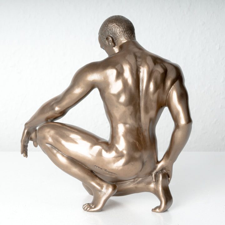 Estatua de hombre desnudo (Escultura de bronce fundido en frío)