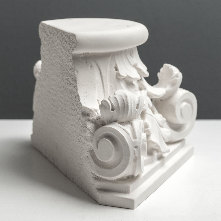 Estatua de Capitel Romano – Escultura Inspirada en la Arquitectura Clásica