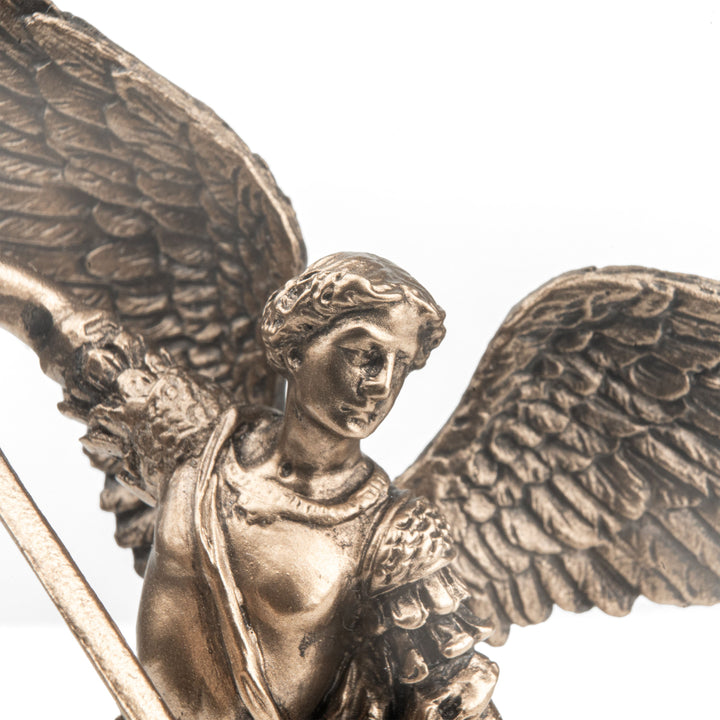 Figura de San Miguel Arcángel (pequeña estatua de bronce fundido en frío)