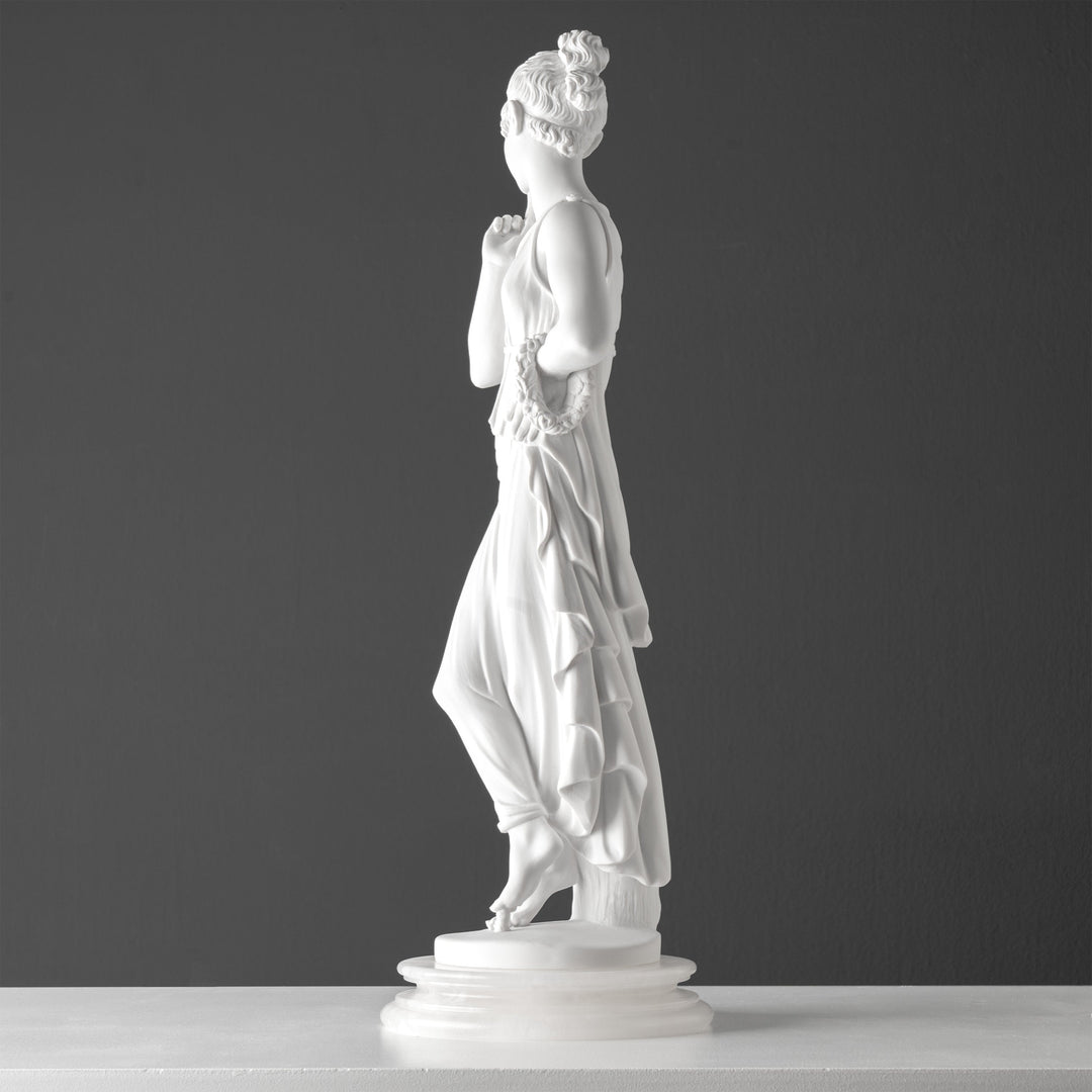 Escultura de Bailarina con el dedo en el mentón (según Antonio Canova)