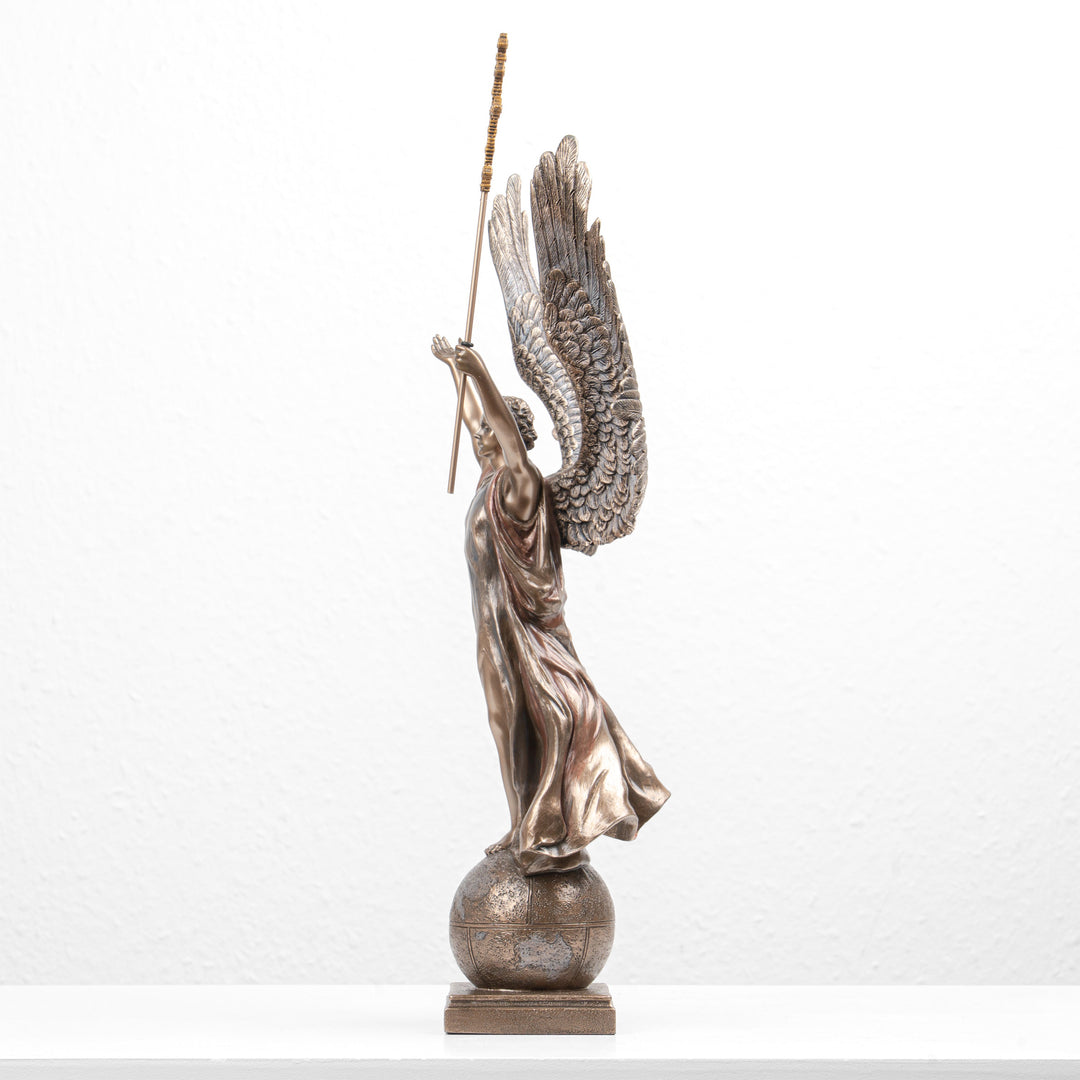 Estatua de San Gabriel Arcángel con la cruz patriarcal (escultura de bronce fundido en frío)