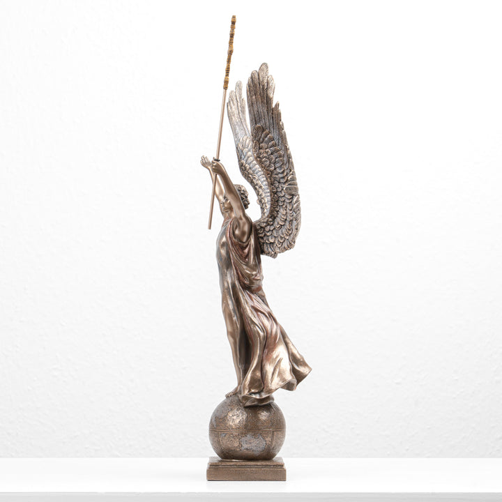 Estatua de San Gabriel Arcángel con la cruz patriarcal (escultura de bronce fundido en frío)