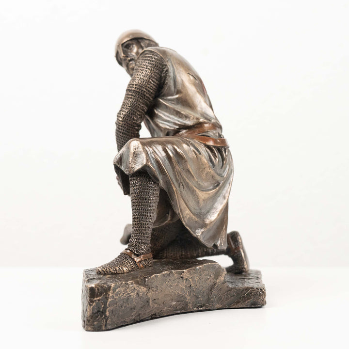 Estatua de caballero templario con hacha (Escultura de bronce fundido en frío)
