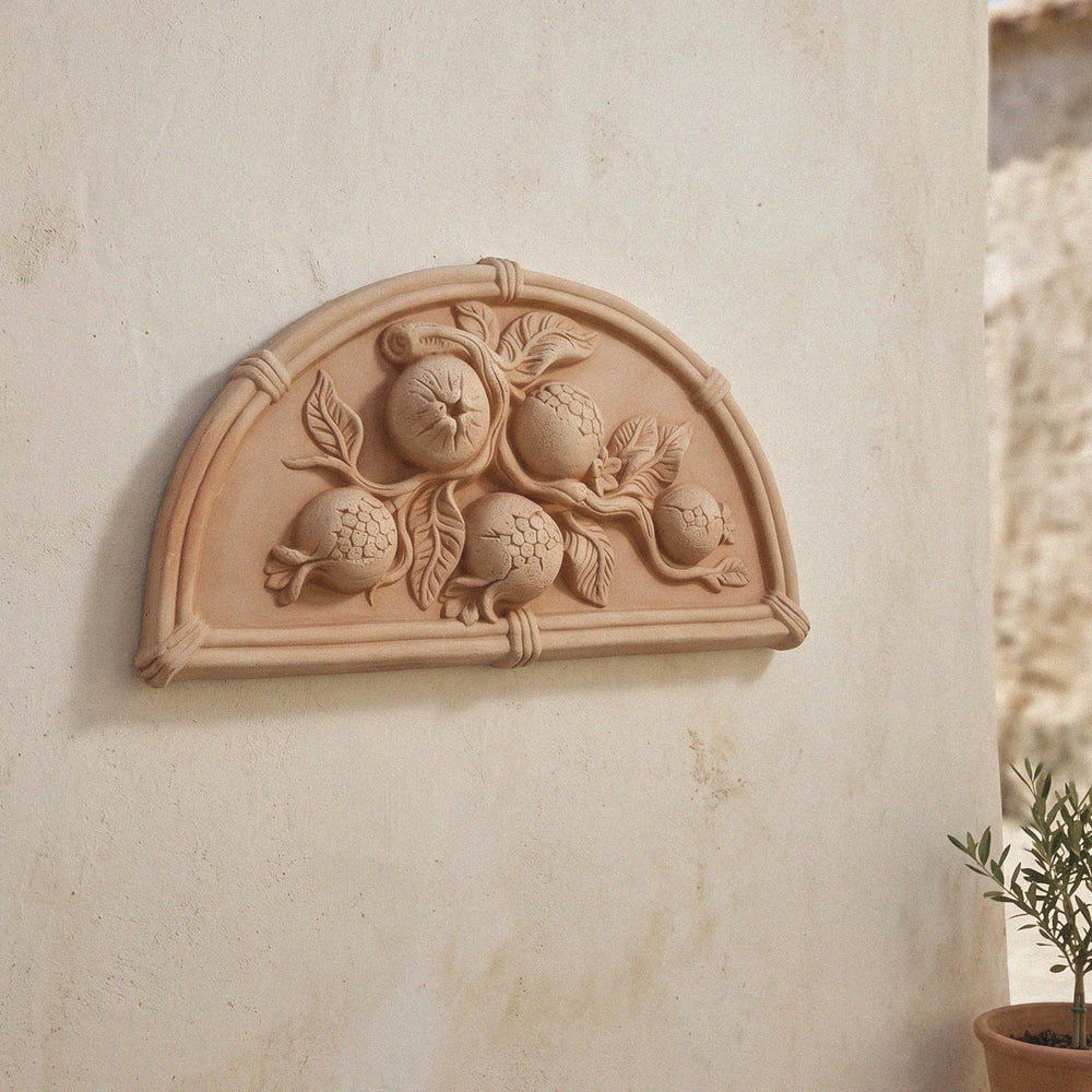 Bajorrelieve de granada en terracota