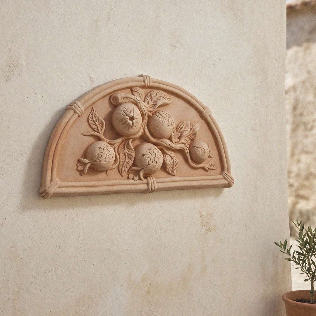 Bajorrelieve de granada en terracota