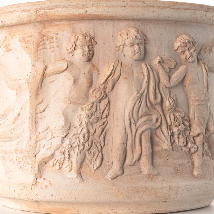 Macetero de terracota con relieve de putti italianos (Cilíndrico)