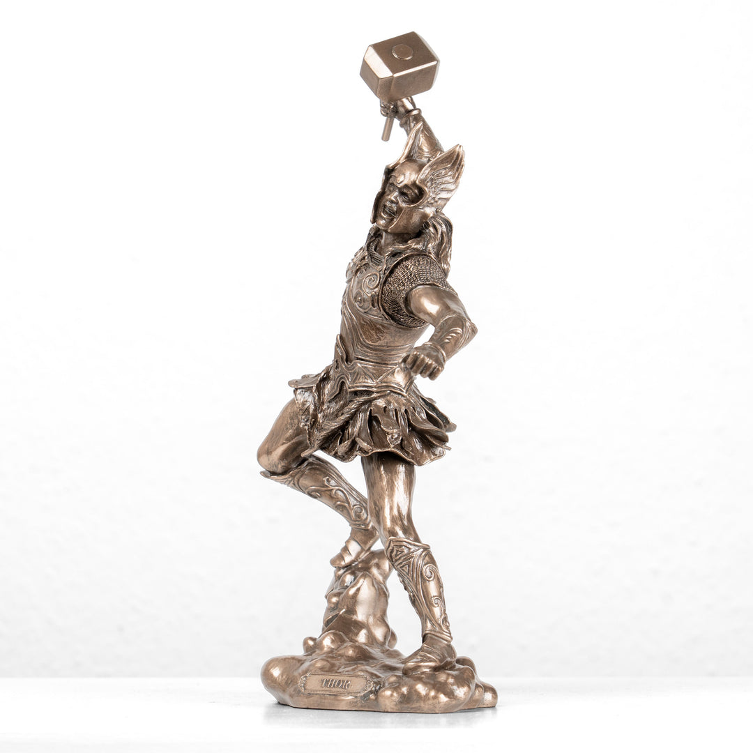 Estatua de Thor — Dios nórdico del trueno con Mjölnir (Escultura de bronce fundido en frío)
