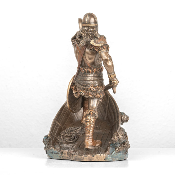 Estatua de guerrero vikingo con espada y drakkar (Escultura de bronce fundido en frío)