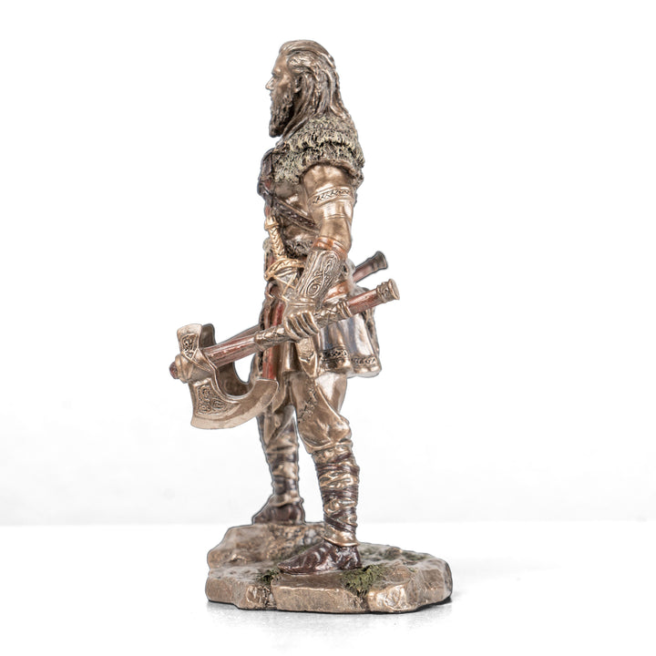 Estatua de guerrero vikingo con dos hachas (Escultura de bronce fundido en frío)