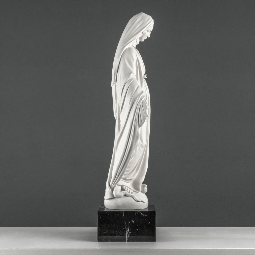 Estatua de la Virgen María – Nuestra Señora de la Gracia (sobre base de mármol negro)