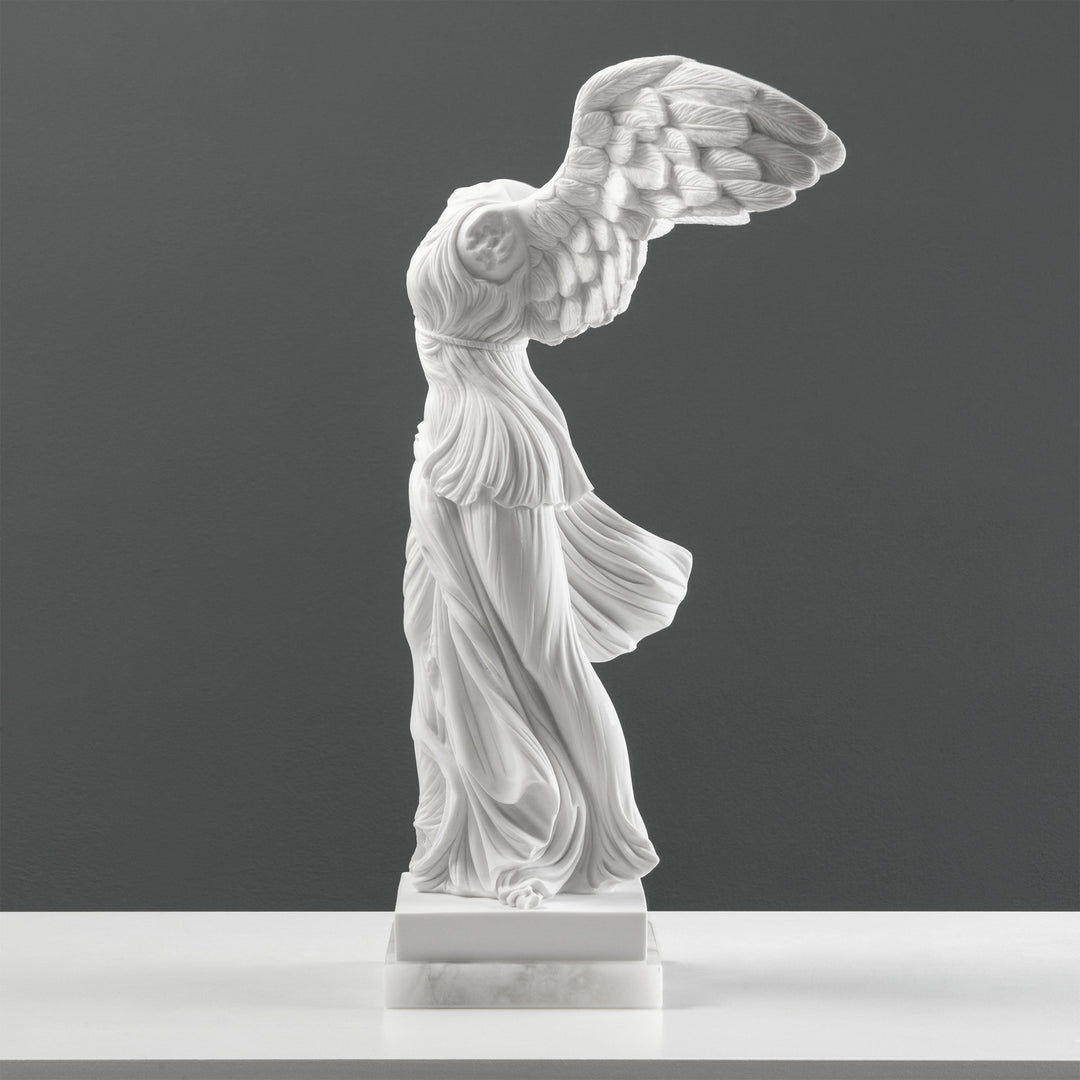 Escultura de la Victoria Alada (Grande) — Niké de Samotracia