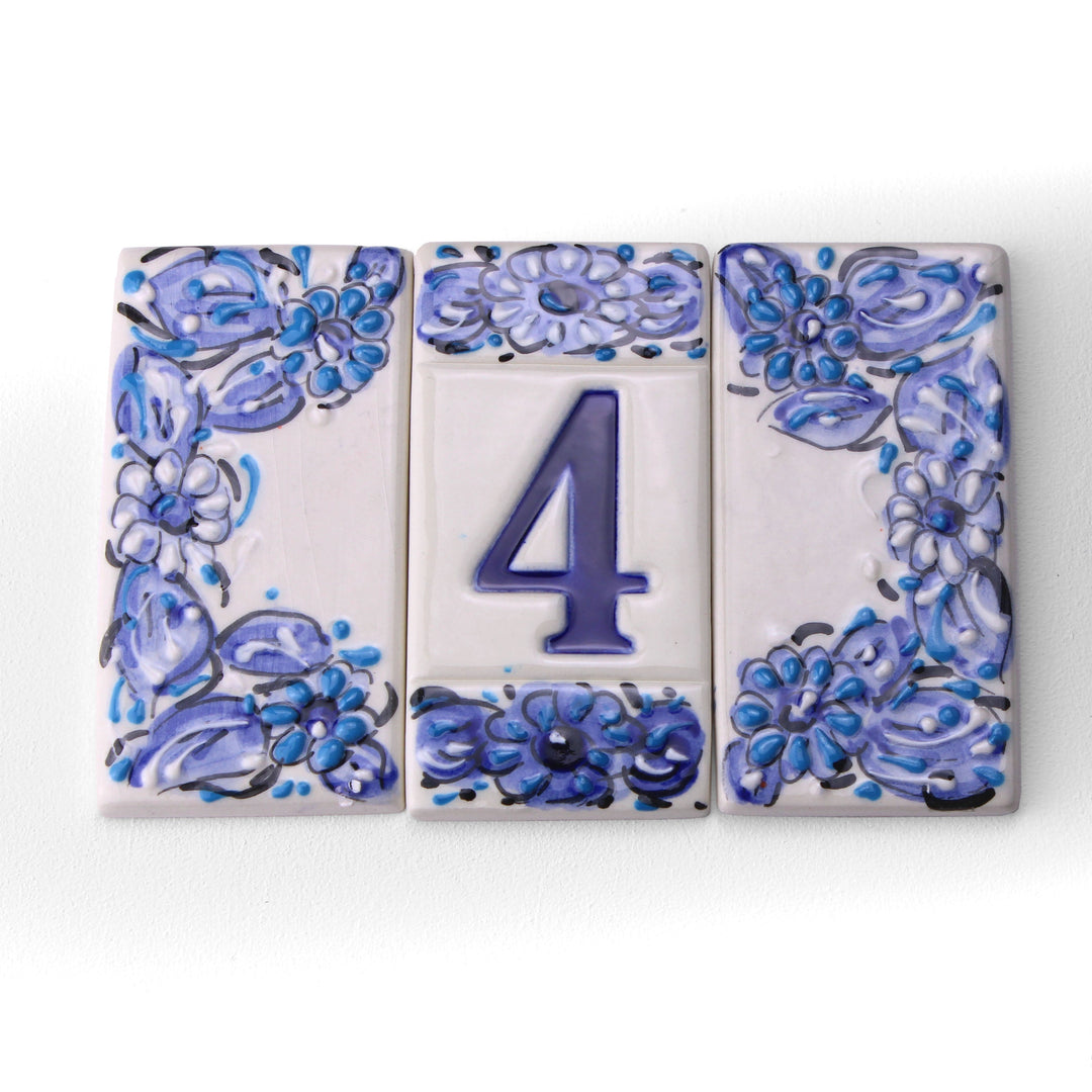 Número de casa de cerámica con diseño de flores azules