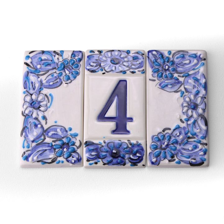 Número de casa de cerámica con diseño de flores azules