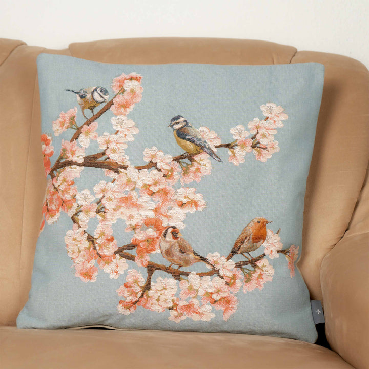 Cojín azul – pájaros y flores de cerezo (tejido jacquard)