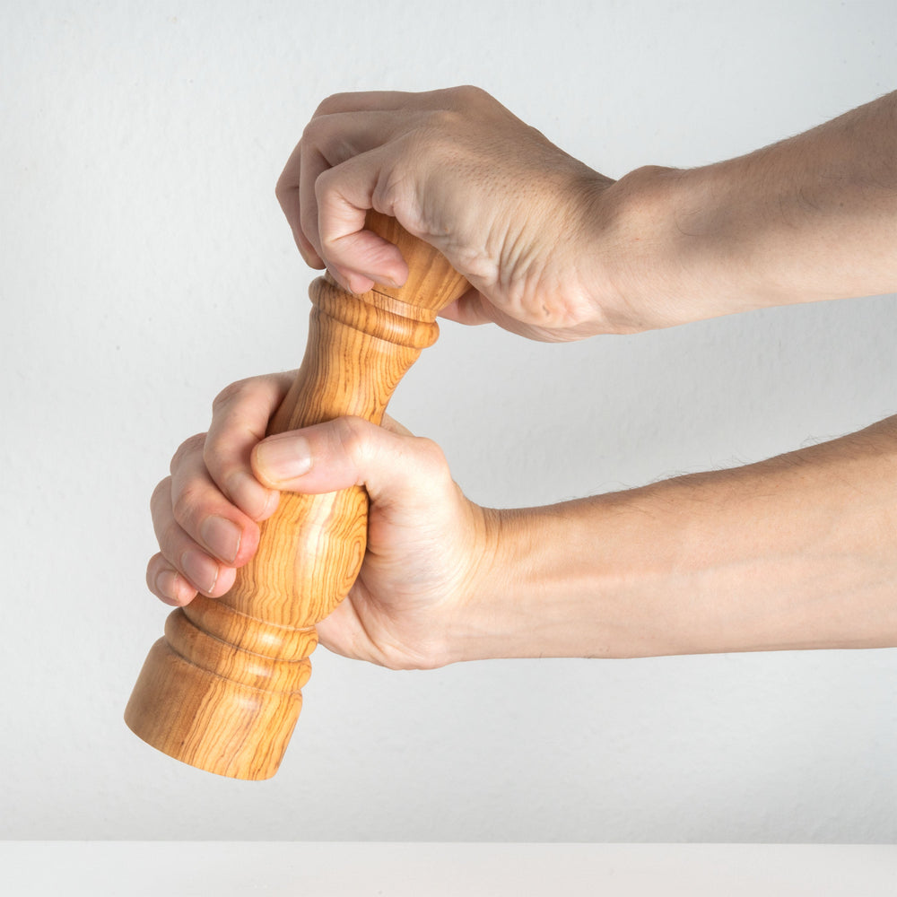 Molinillo tradicional de madera de olivo hecho a mano