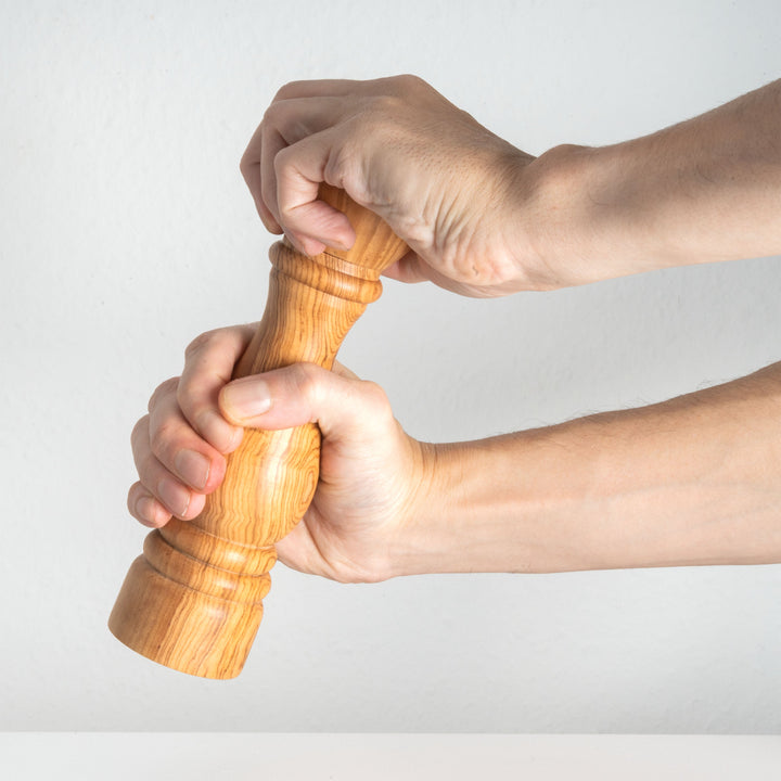 Molinillo tradicional de madera de olivo hecho a mano