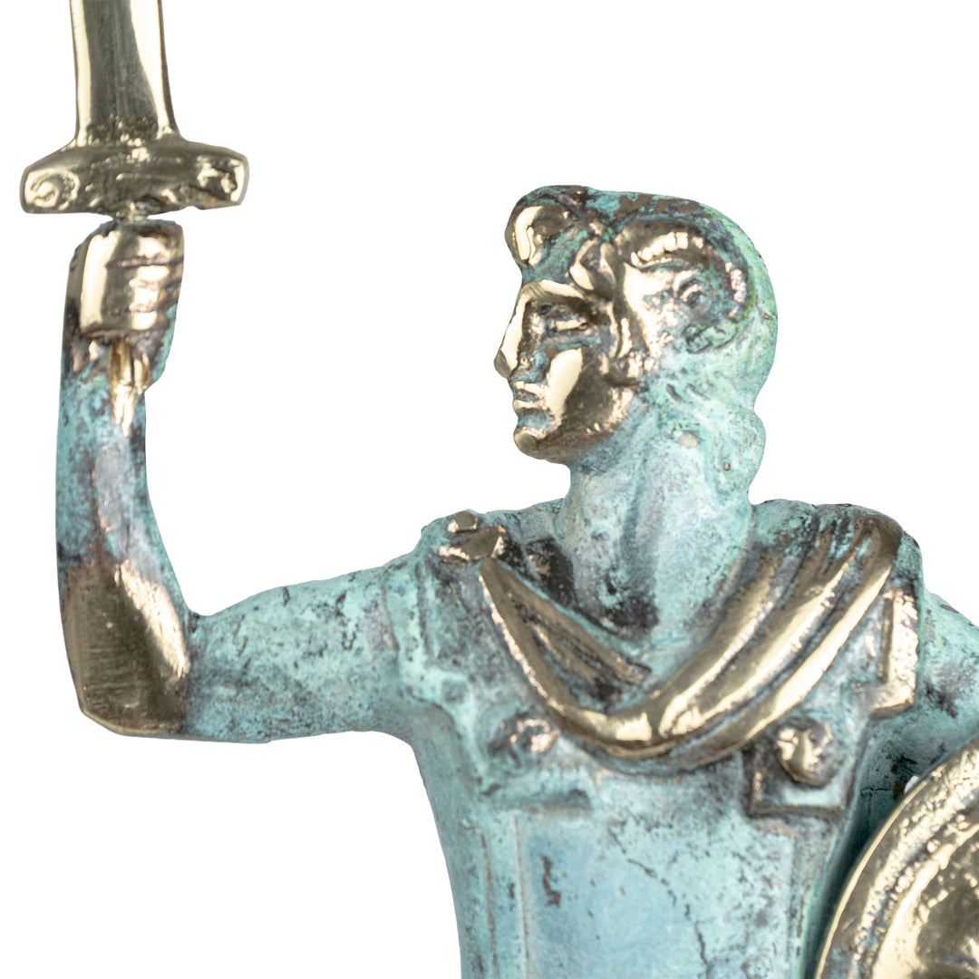 Estatua de Alejandro Magno — guerrero con espada y escudo (Escultura de latón)
