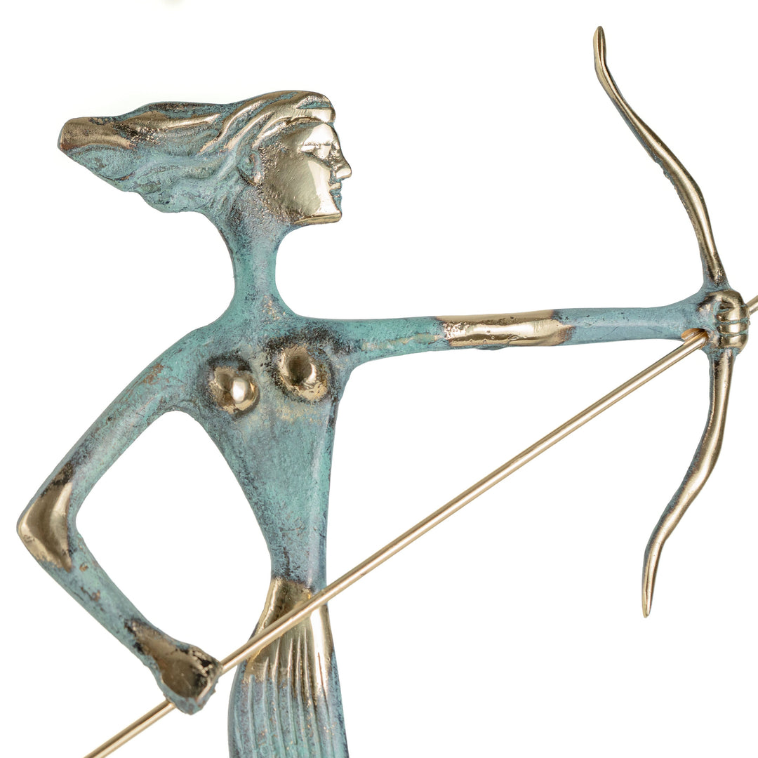 Estatua de Artemisa — diosa griega de la caza (Escultura de latón)