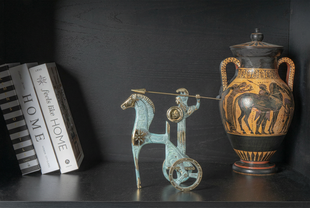 Estatua de Atenea en carro — diosa griega con lanza y escudo (Escultura de latón)