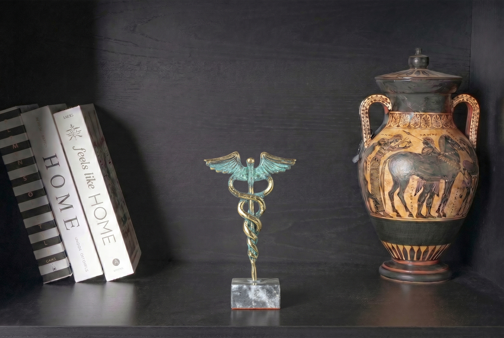 Estatua del Caduceo — Símbolo de medicina y sanación (Escultura de latón)