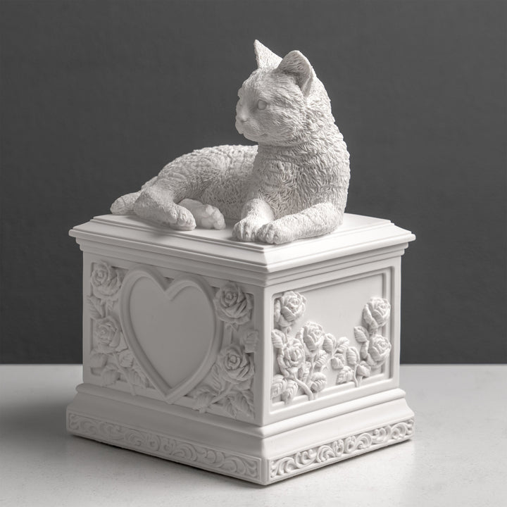 Urna funeraria para gatos con corazón y rosas (escultura de resina blanca)