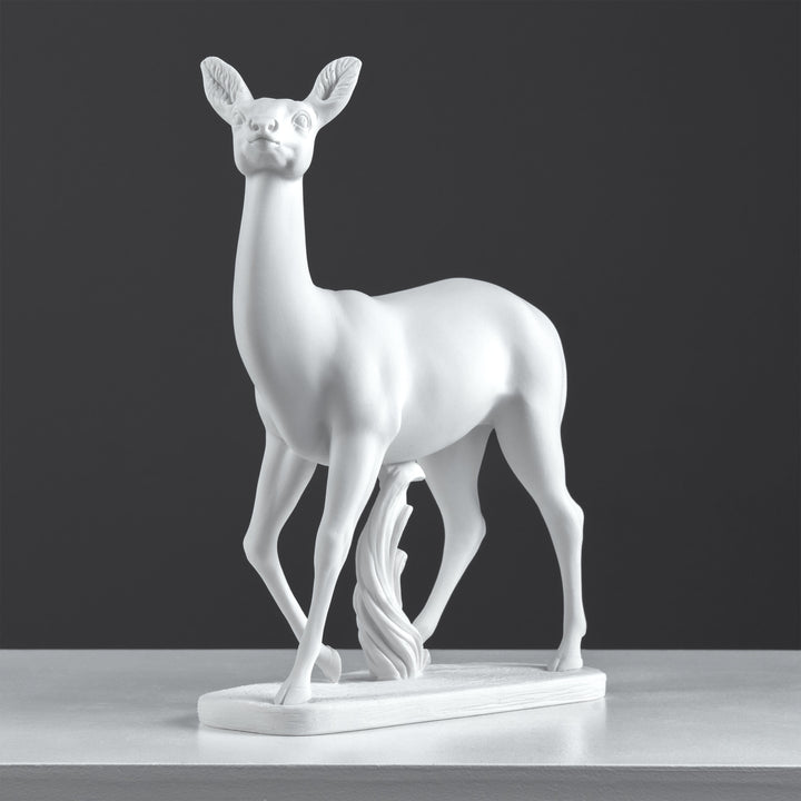 Estatua de Cierva — Escultura Elegante y Grácil
