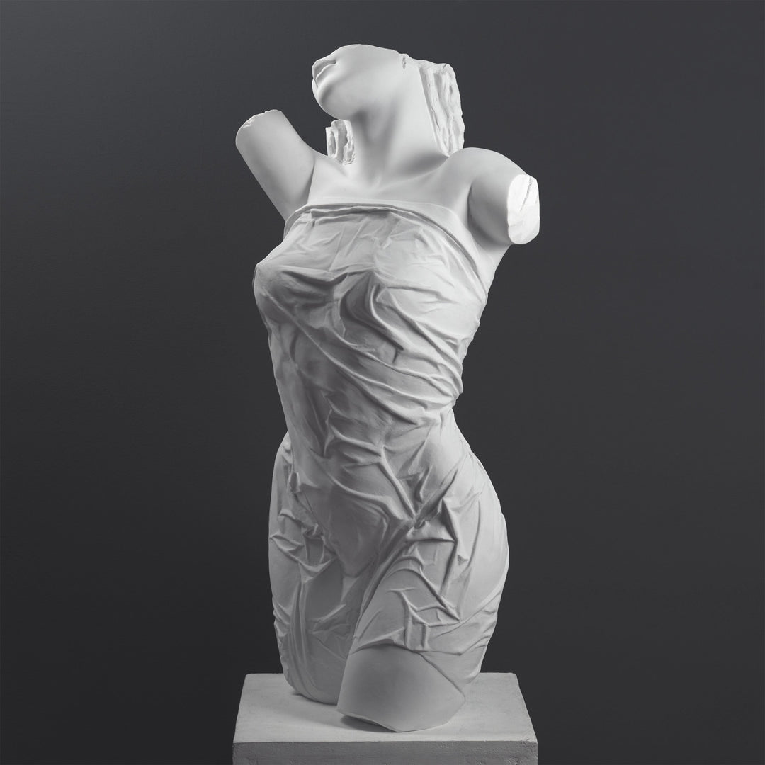 Escultura de Torso Femenino Drapado — Interpretación Contemporánea de una Forma Clásica