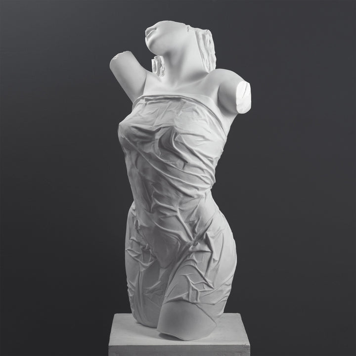 Escultura de Torso Femenino Drapado — Interpretación Contemporánea de una Forma Clásica