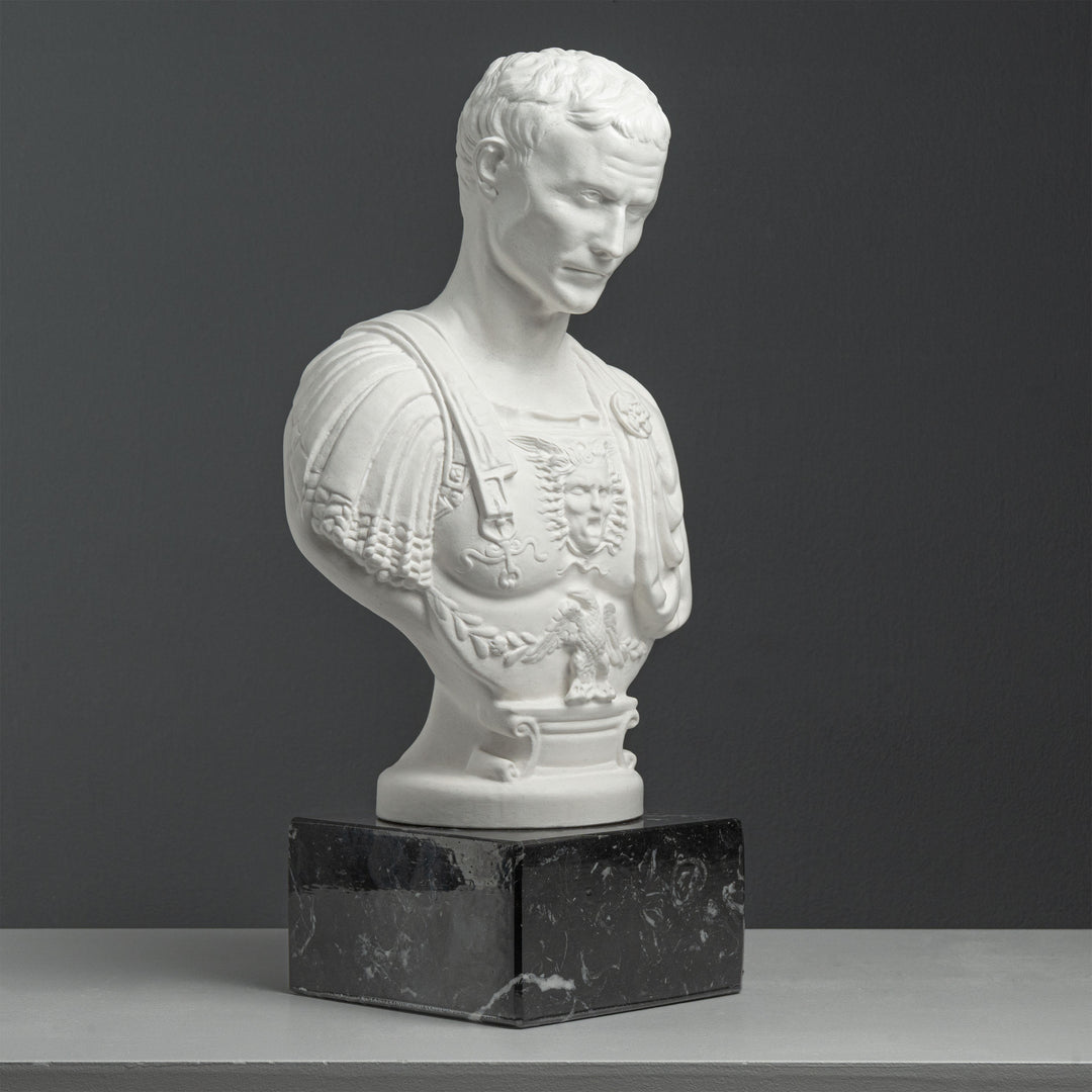 Busto de Julio César con coraza – según Andrea Ferrucci (sobre base de mármol negro)