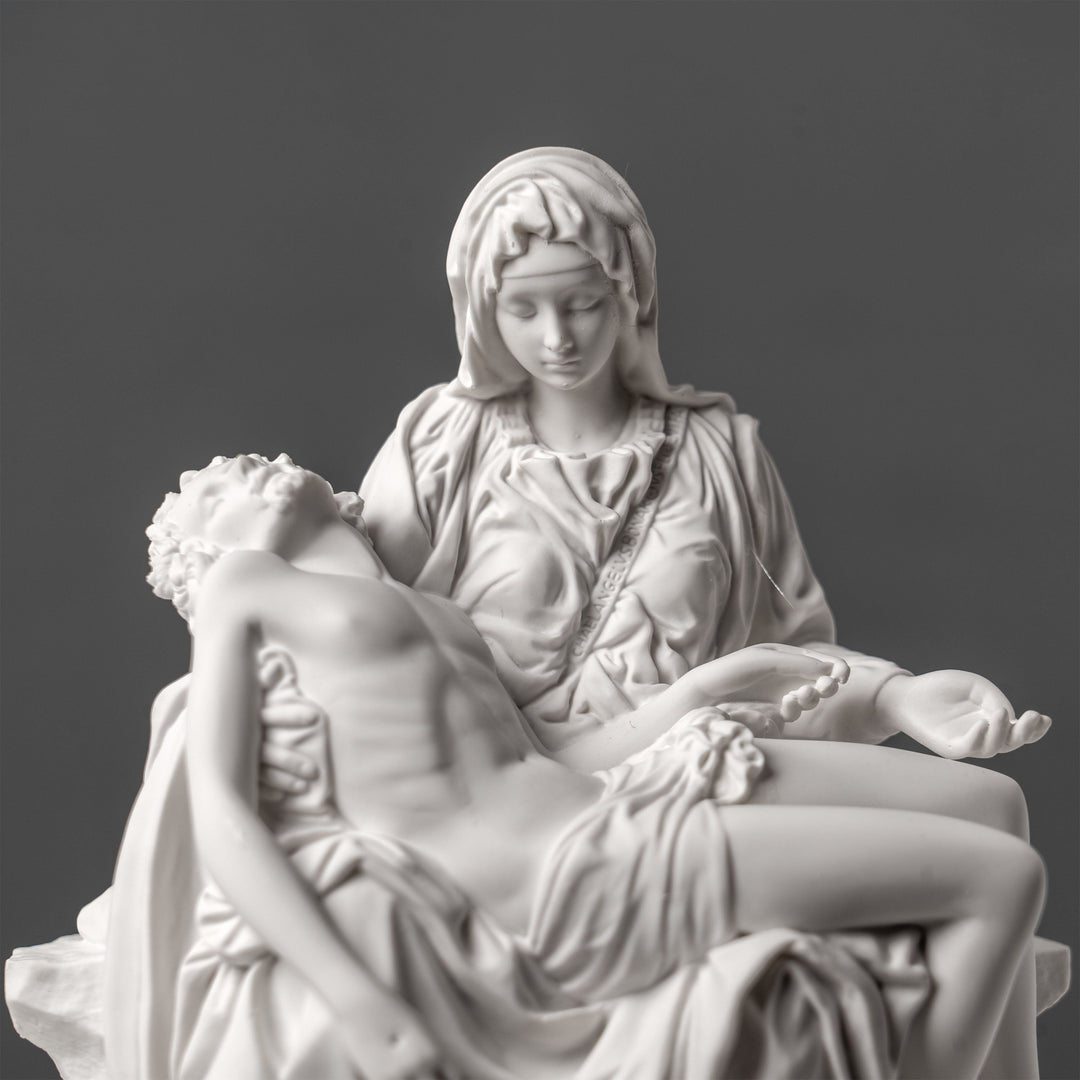 Urna funeraria de la Piedad de Miguel Ángel (escultura de resina blanca)