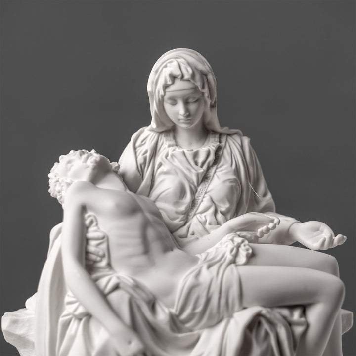 Urna funeraria de la Piedad de Miguel Ángel (escultura de resina blanca)