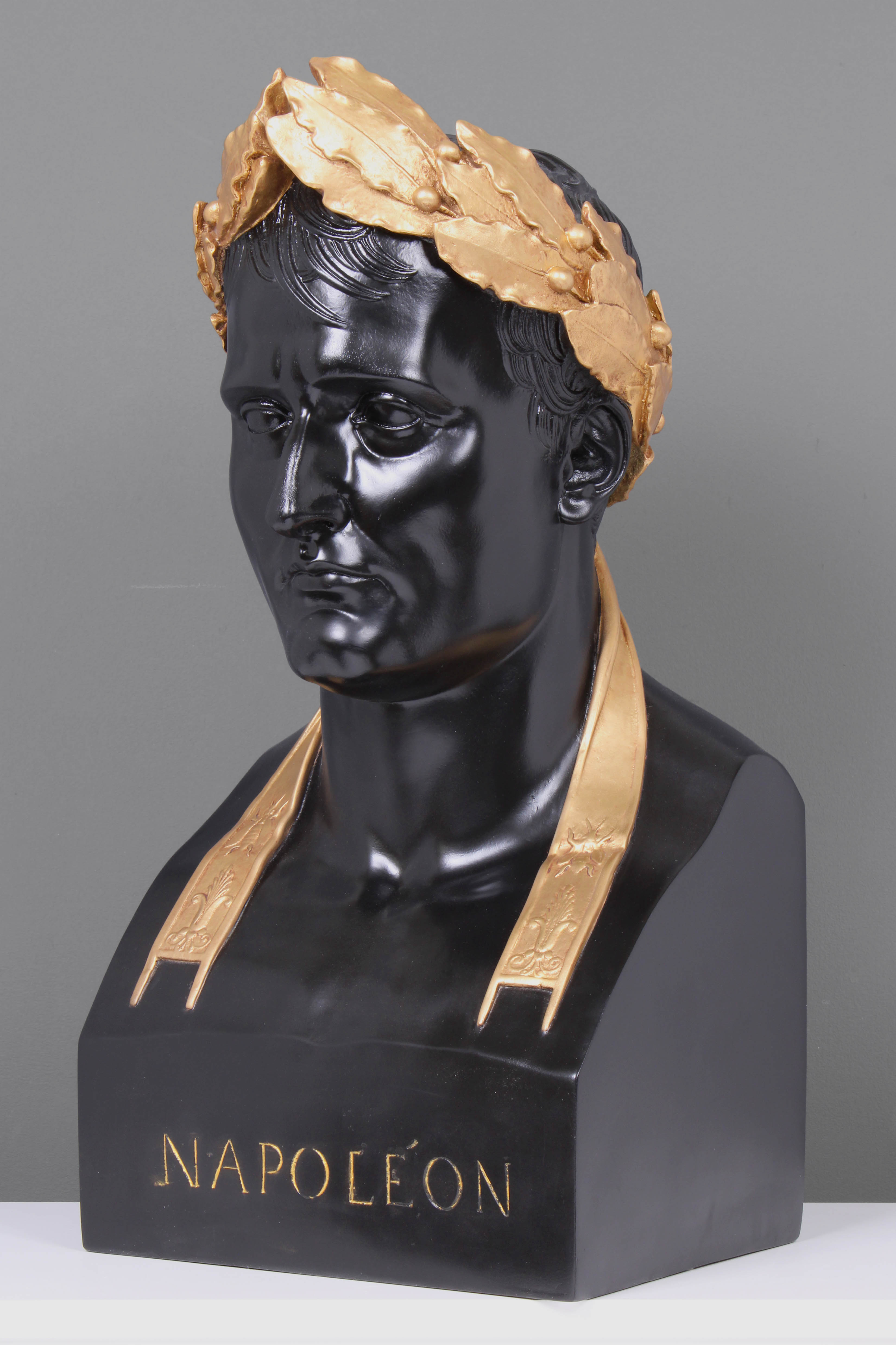 Busto de Napoleón como César en negro y dorado