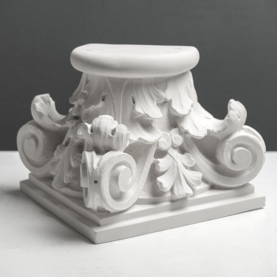 Estatua de Capitel Romano – Escultura Inspirada en la Arquitectura Clásica