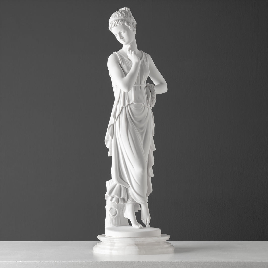 Escultura de Bailarina con el dedo en el mentón (según Antonio Canova)