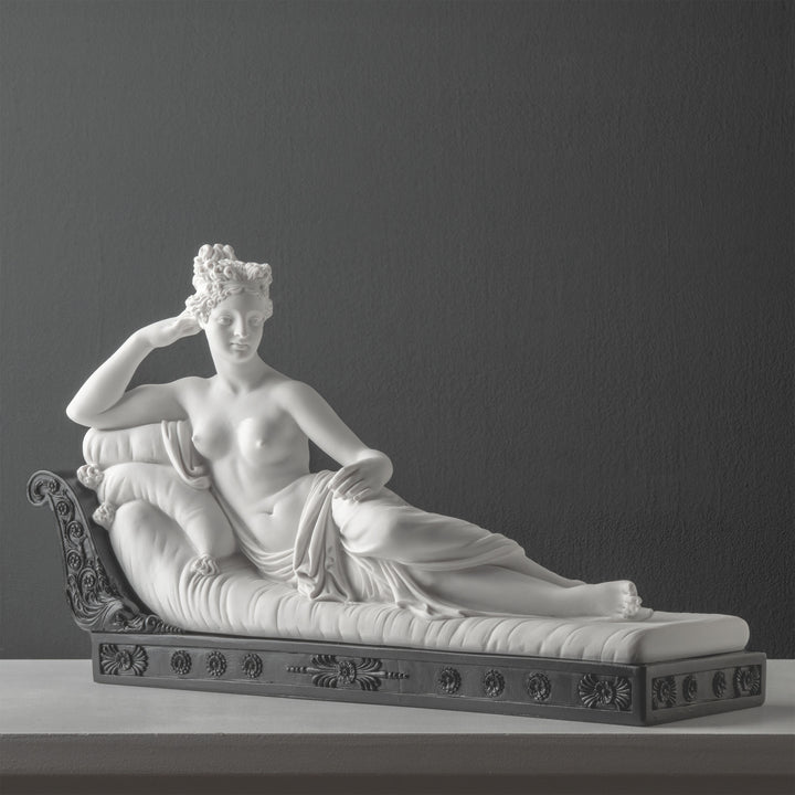 Escultura de Venus Victrix (Paulina Bonaparte) — sobre base negra