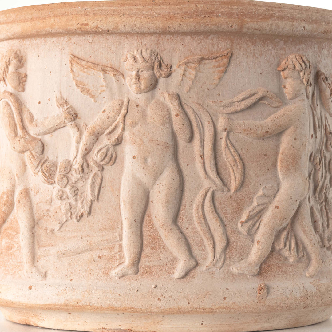 Macetero de terracota con relieve de putti italianos (Cilíndrico)