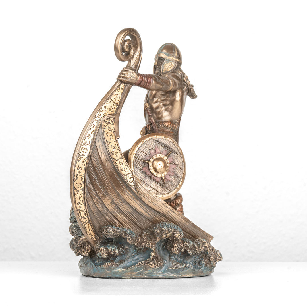 Estatua de guerrero vikingo con espada y drakkar (Escultura de bronce fundido en frío)
