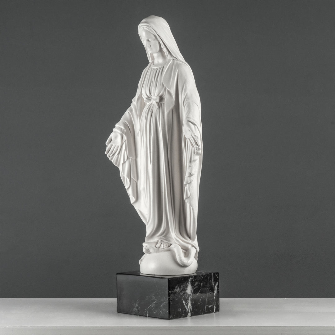 Estatua de la Virgen María – Nuestra Señora de la Gracia (sobre base de mármol negro)