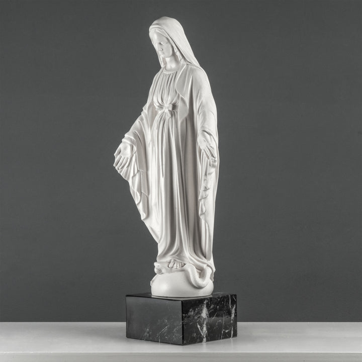 Estatua de la Virgen María – Nuestra Señora de la Gracia (sobre base de mármol negro)