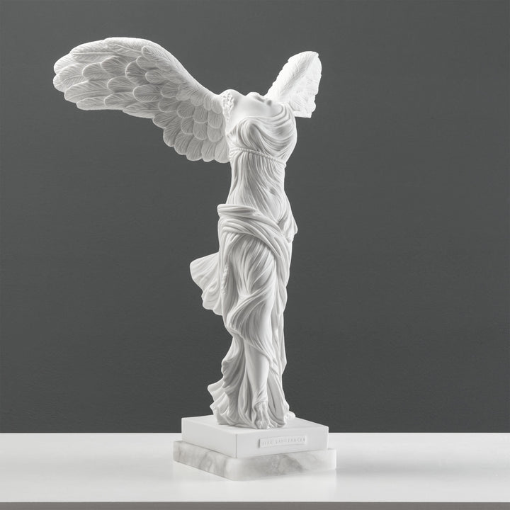 Escultura de la Victoria Alada (Grande) — Niké de Samotracia