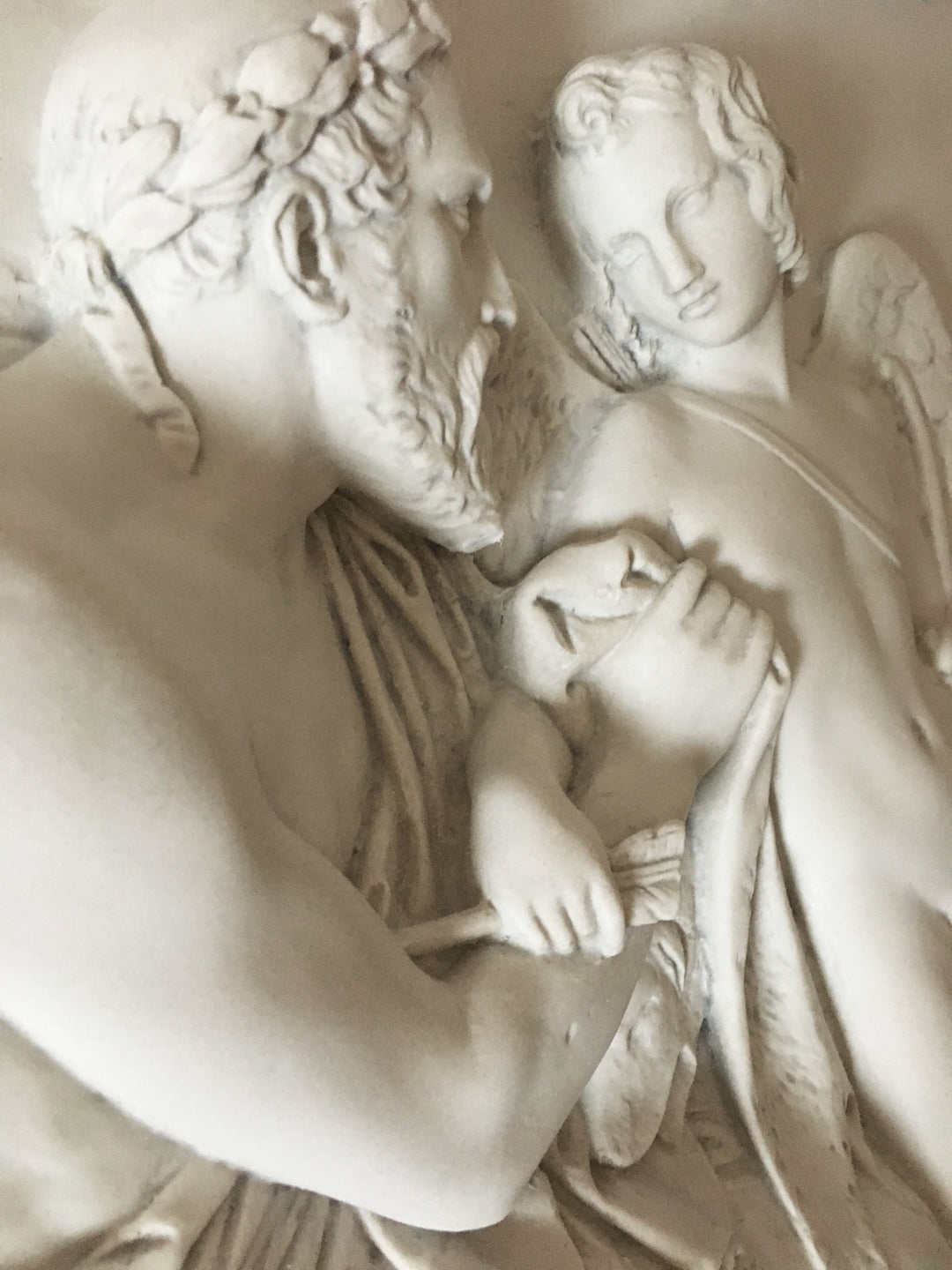 Cúpido recibido por Anacreón (bajorrelieve)