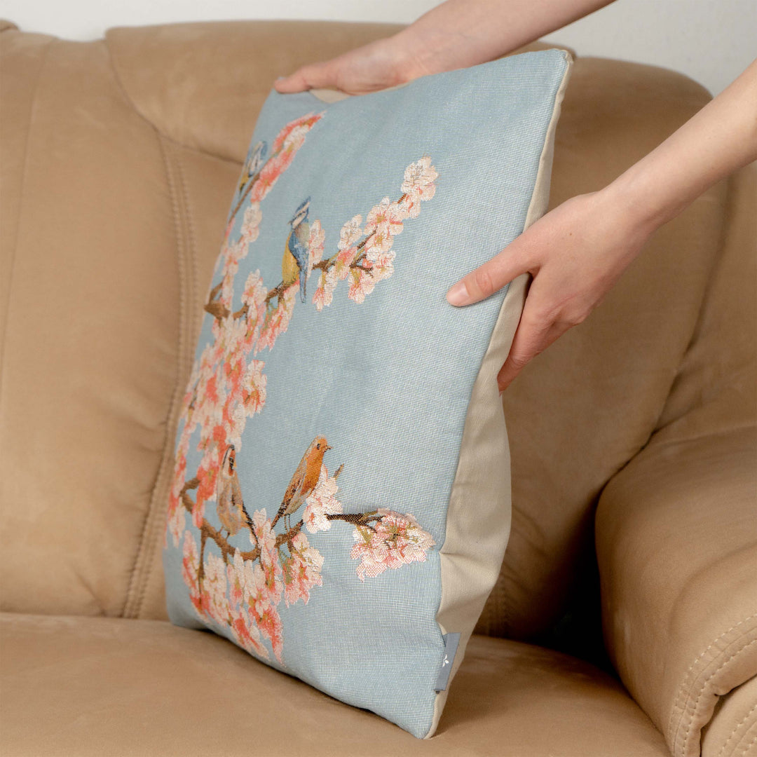 Cojín azul – pájaros y flores de cerezo (tejido jacquard)