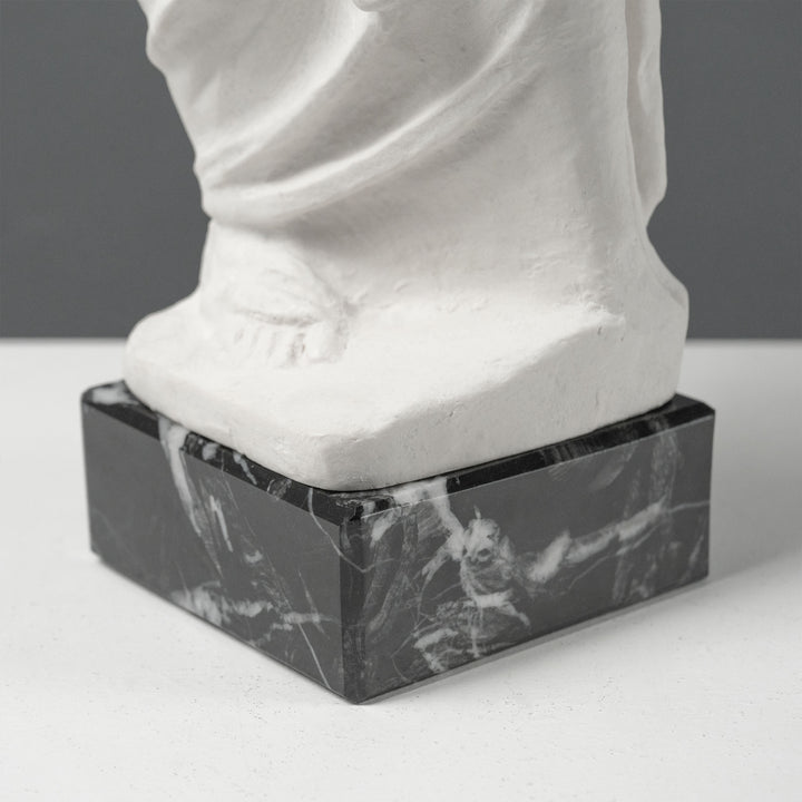 Busto de Venus de Milo con base de mármol negro