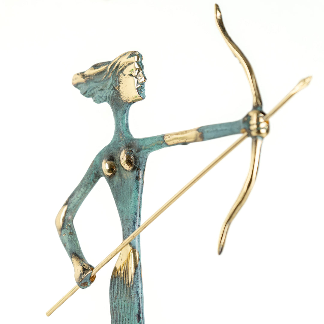Estatua de Artemisa — diosa griega de la caza (Escultura de latón)