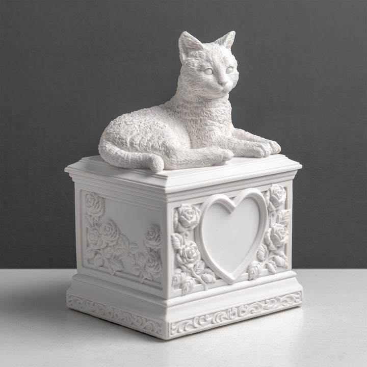 Urna funeraria para gatos con corazón y rosas (escultura de resina blanca)