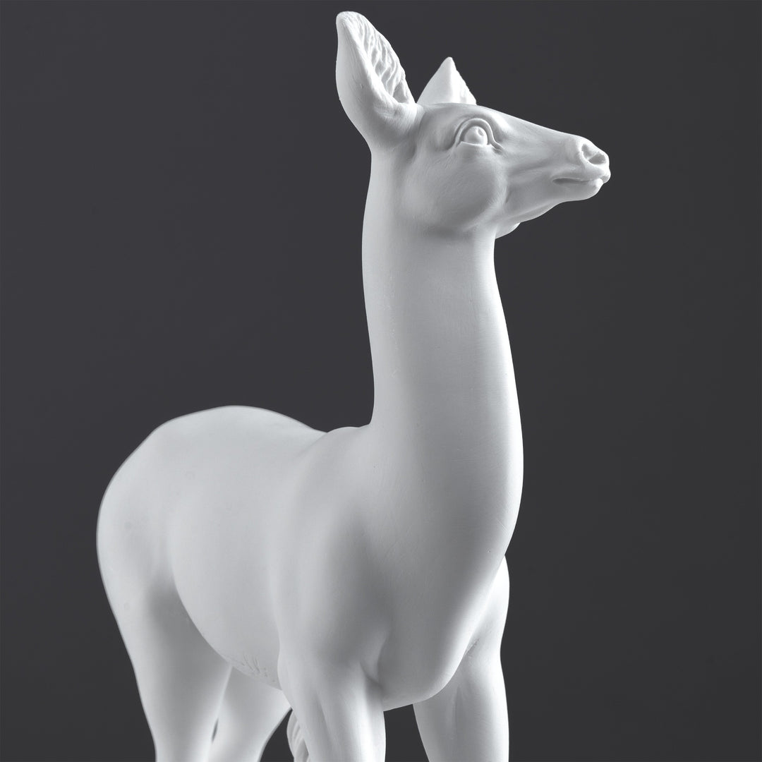 Estatua de Cierva — Escultura Elegante y Grácil