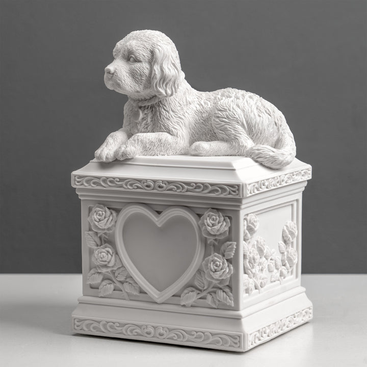 Urna funeraria para perros con corazón y rosas (escultura de resina blanca)