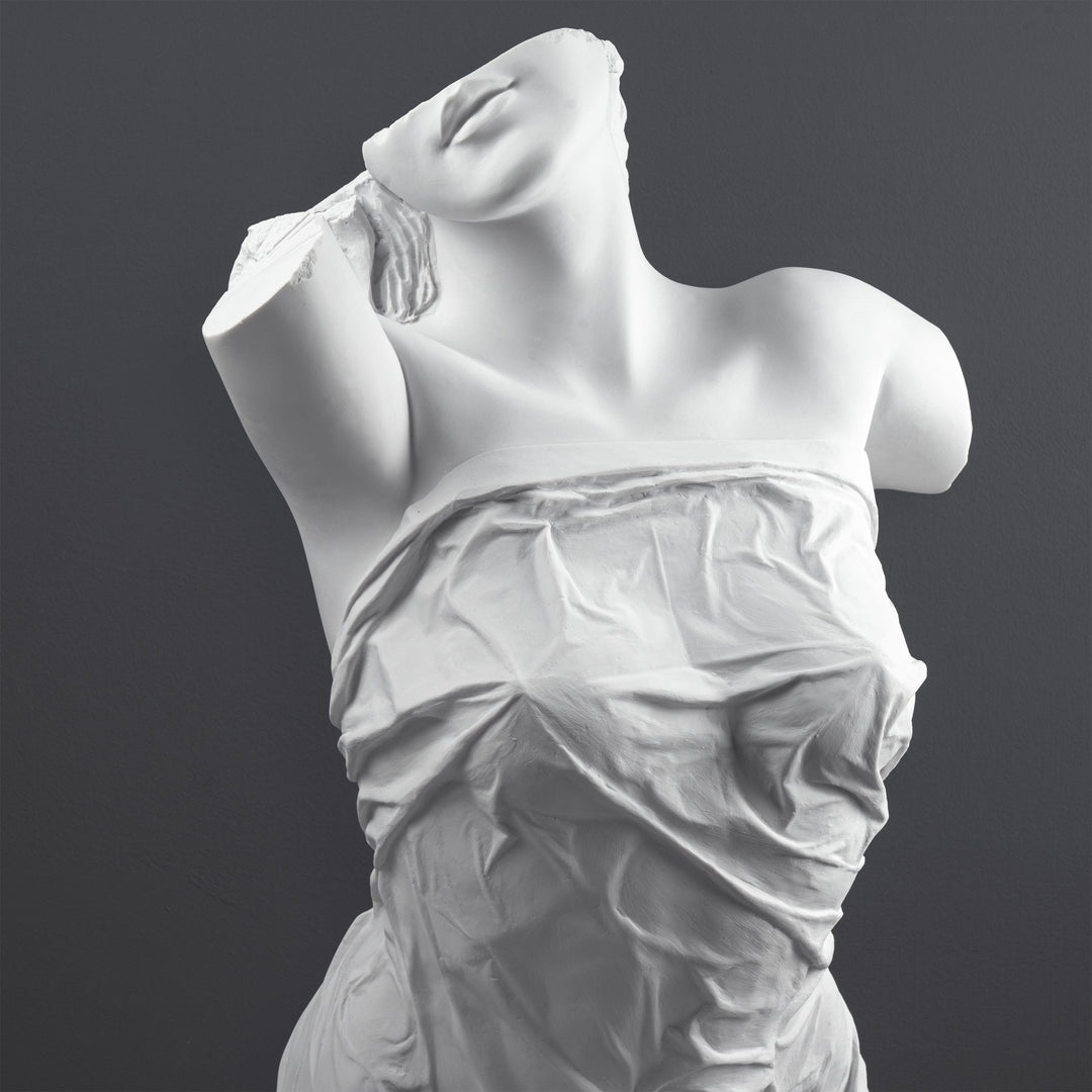 Escultura de Torso Femenino Drapado — Interpretación Contemporánea de una Forma Clásica