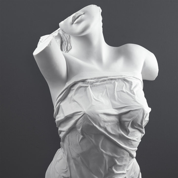 Escultura de Torso Femenino Drapado — Interpretación Contemporánea de una Forma Clásica