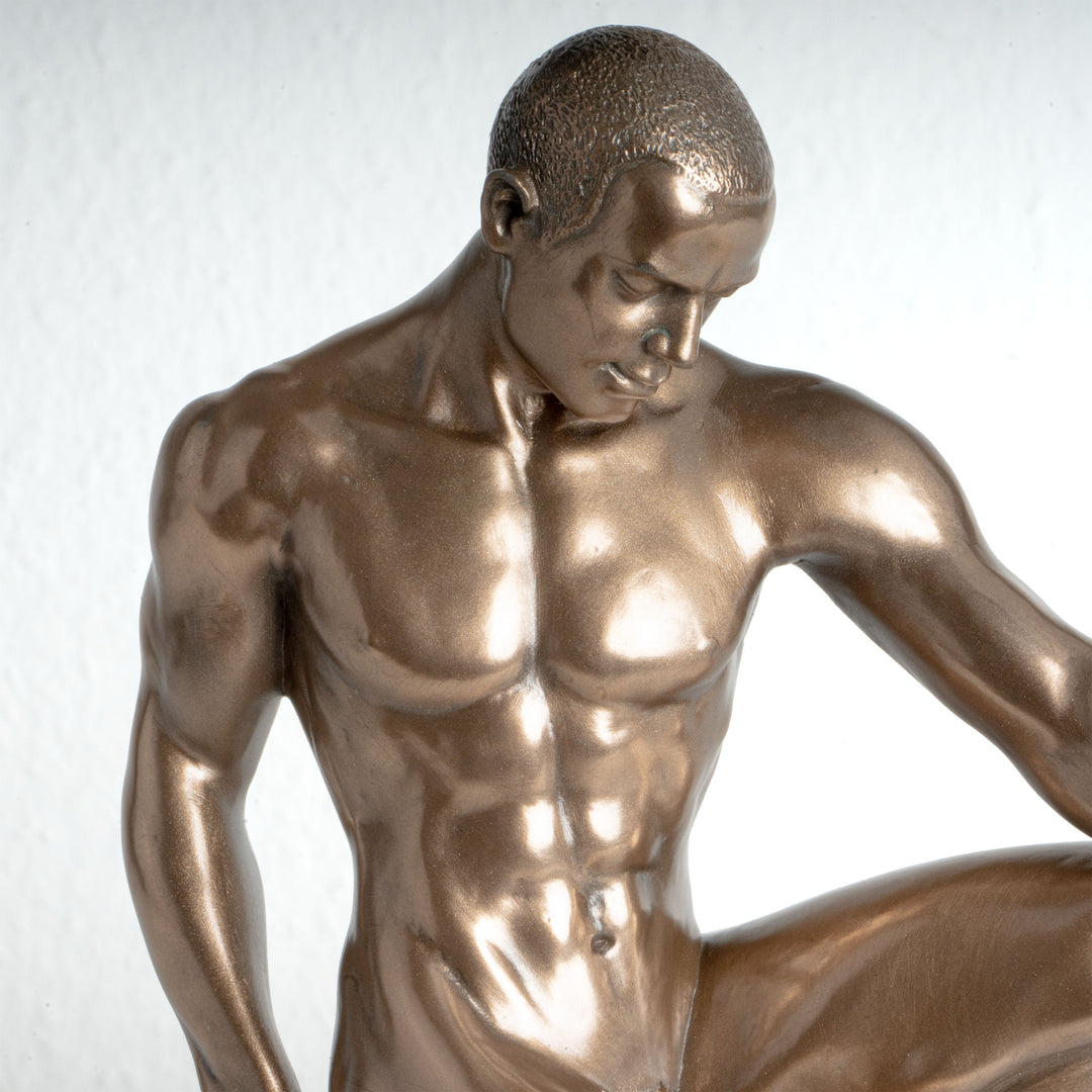 Estatua de hombre desnudo (Escultura de bronce fundido en frío)